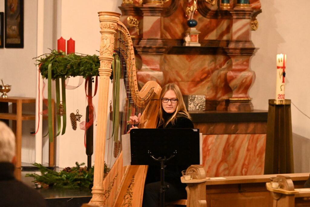 Musikerin; mit Adventkranz Harfe; Andrea Gamper